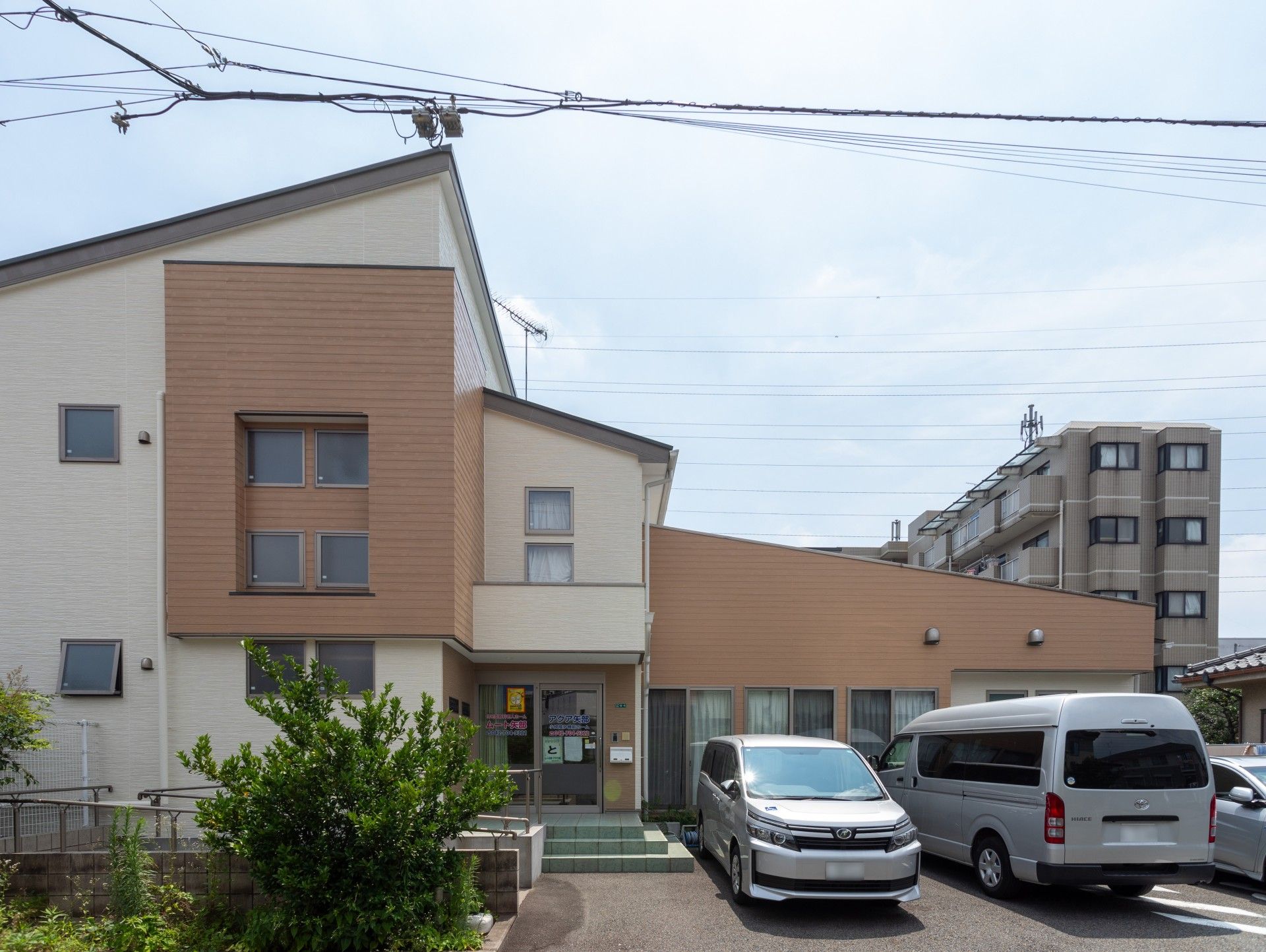 ゆったりとした建物の外観