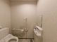 バリアフリー設計のトイレ空間