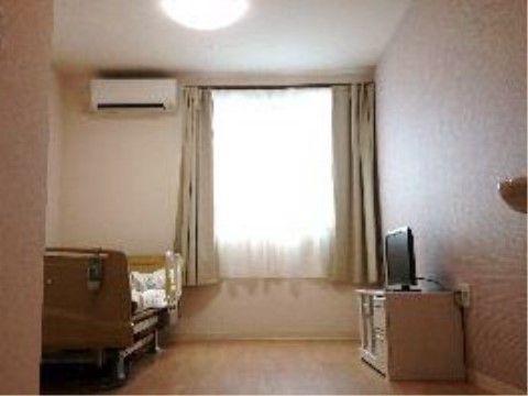 窓のある壁面には、エアコンが設置されている。床にはフローリングを採用して、車椅子をご利用の方が動きやすい設計である。