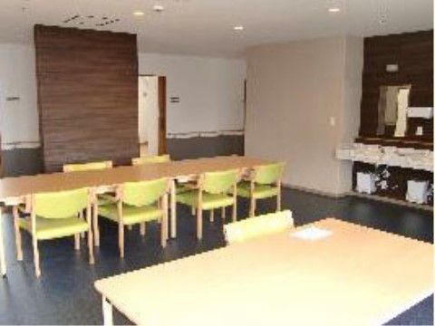 床面はグレーで、壁面は白のシックなデザインで十分に通路が取られている。洗面台も食堂内に設置されている。