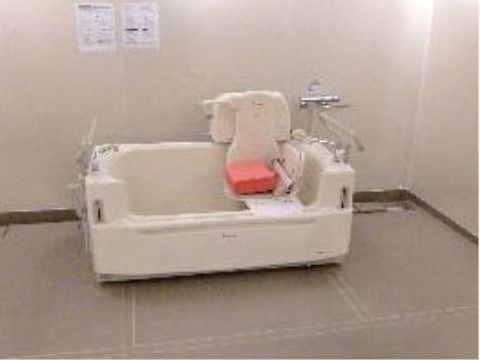 広い空間に、座って入ることのできる介護浴槽が設置されている。完全バリアフリーとなっており安全に設計されている。