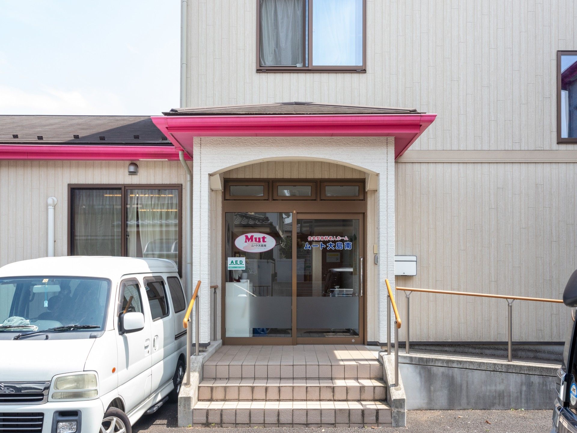 入口が広い建物正面