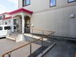 手すり付きの入口