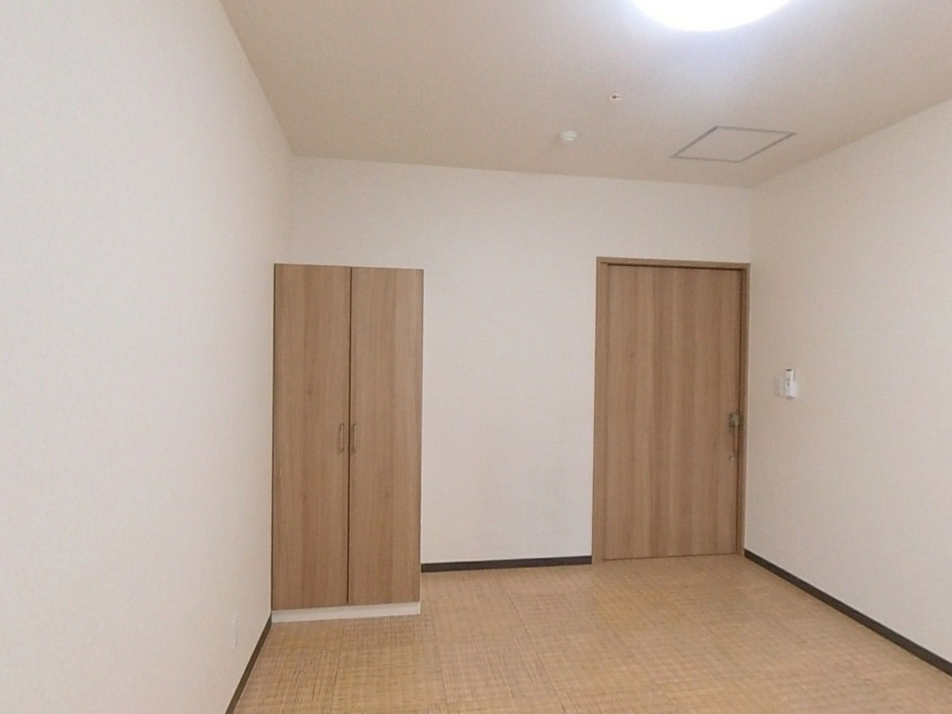 ゆったりとした居室の扉