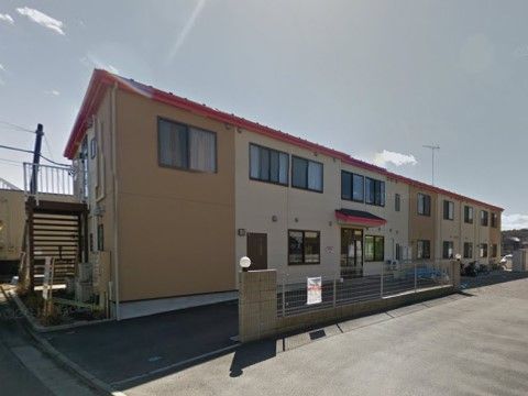 建物の前にはフェンスが設置されている。出入り口まではフラットになっているので、車椅子をご利用の方もスムーズに行き来できる。