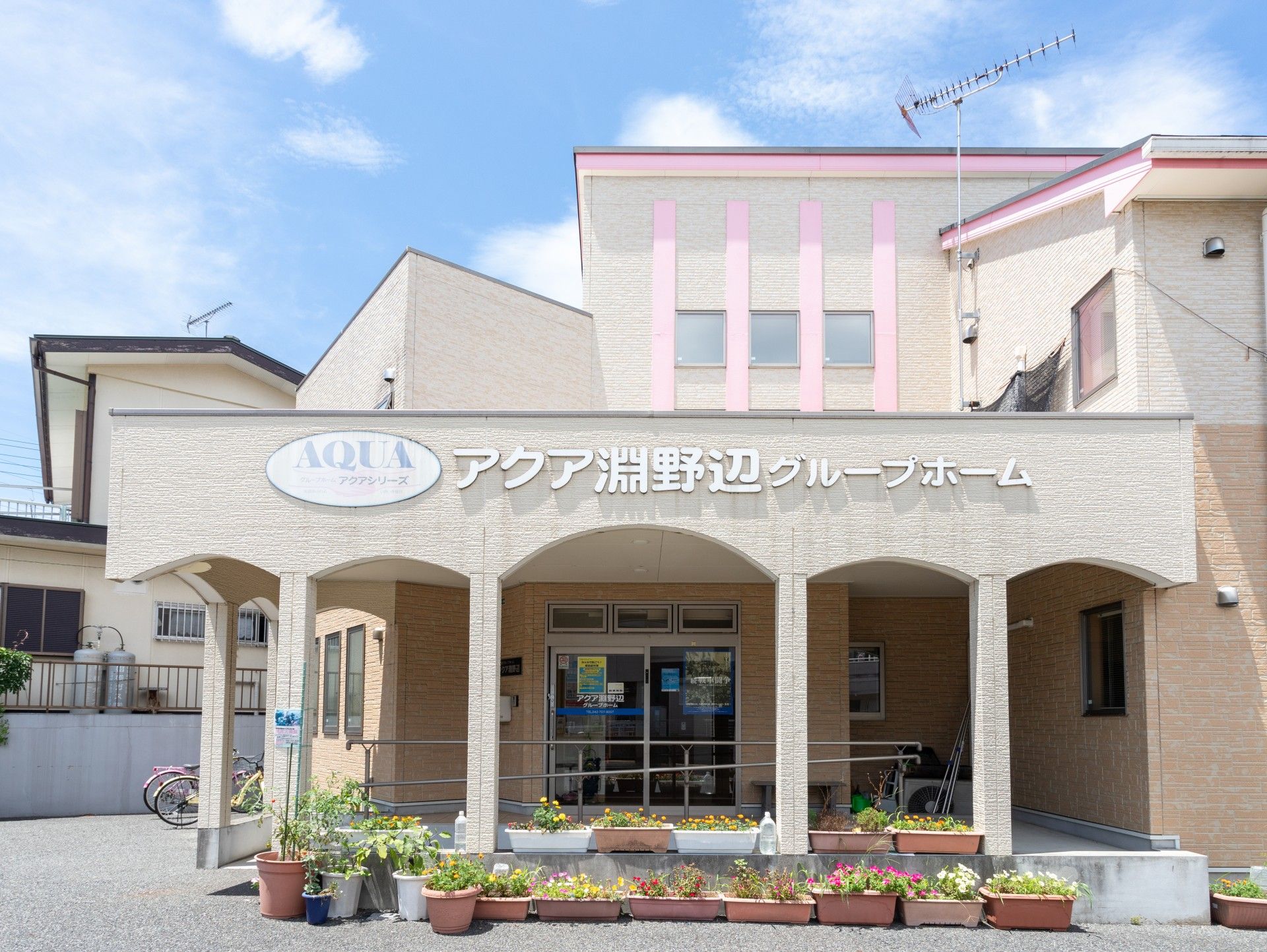 明るい外観の施設入口