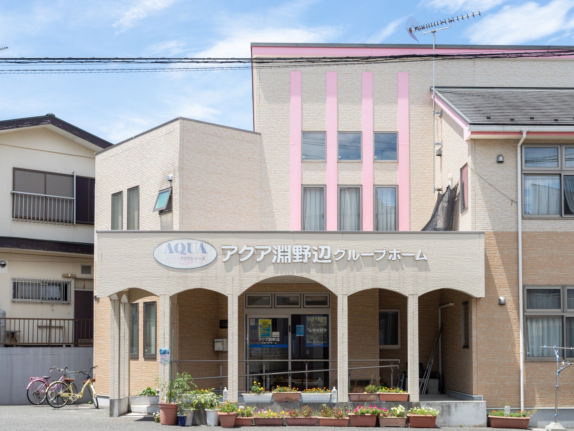 明るい外観の建物正面