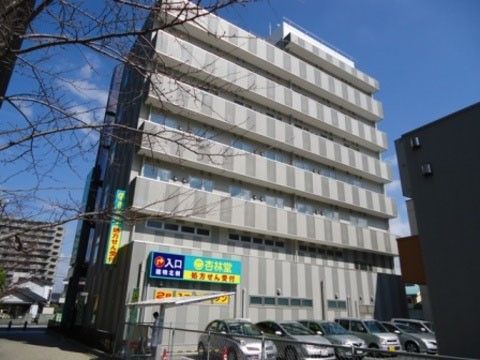 高層マンションを思わせるような建物である。居室にはベランダがあるので、天気の良い日には洗濯物や布団が干せる。