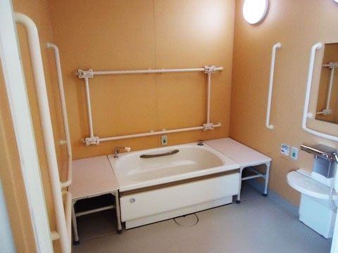 広々とした最新式のユニットバスである。非常呼び出しブザーや手すり、シャワーの完備で快適な入浴ができる。