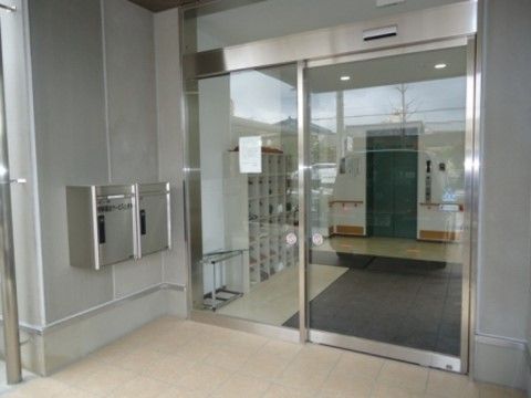 清潔感のあるエントランスは、段差のないバリアフリー仕様なので、目の不自由な方や足腰に自信のない方でも安全な歩行ができる。