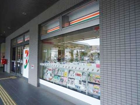 当施設の付近にはコンビニエンスストアがあり、軽食や日用生活品をお買い求めになる時にも便利な環境である。