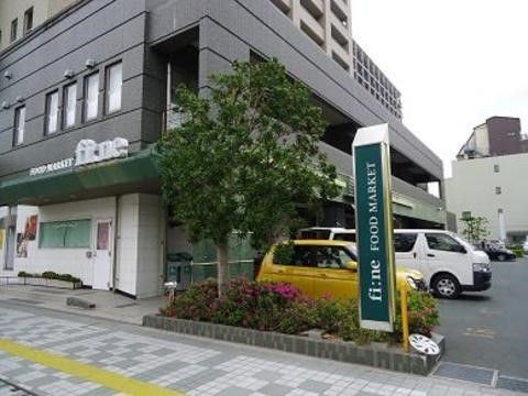 近くにフードマーケットがあり、食料品をお買い求めになられる時にご利用いただける、便利な立地環境にある。