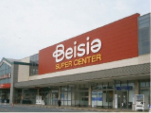 施設の近くには、大型のスーパーセンターがある。日用品など生活用品を買いに行くことができり、便利な立地である。