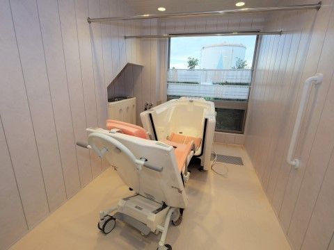 椅子に座ったままでも入浴可能な、チェアインタイプの浴槽
