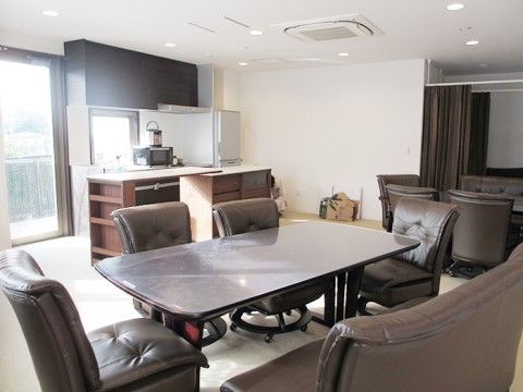 「丘の上の小さな家」のダイニング。上品な家具を設置し、長時間疲れないソファーに、高さが丁度よいテーブルを用意している。