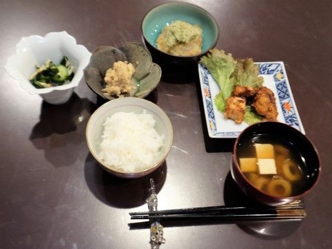 「丘の上の小さな家」のお食事。タンパク質や炭水化物をバランス良く体に吸収できるメニューになっている。