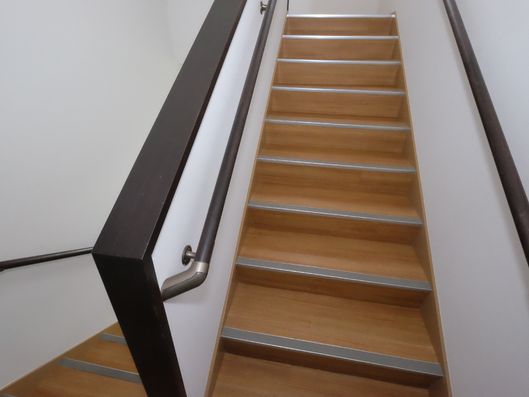 階段には安心の手すり