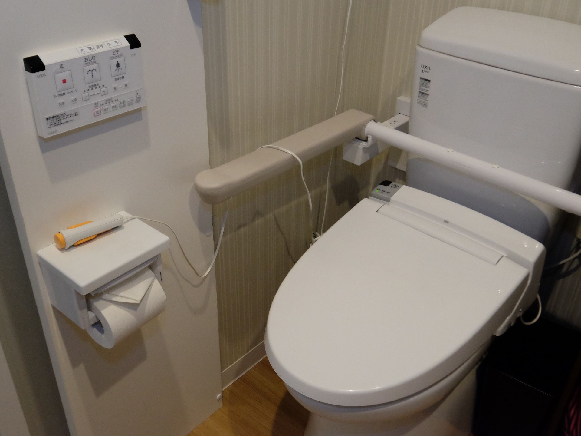 立ったり座ったりがしやすい手すり付きのウオッシュレットトイレ。呼び出しブザーも設置しているので安心。
