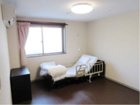 日当たりの良い部屋には介護用のベッドが用意してある。冷暖房完備なので、1年中快適に過ごすことができる。