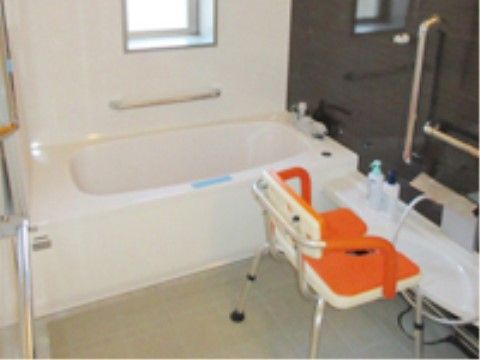 浴室には手すりが設置され、転倒防止に役立っている。シャワーの前には椅子が用意されており、座ってゆっくりと体を洗うことができる。