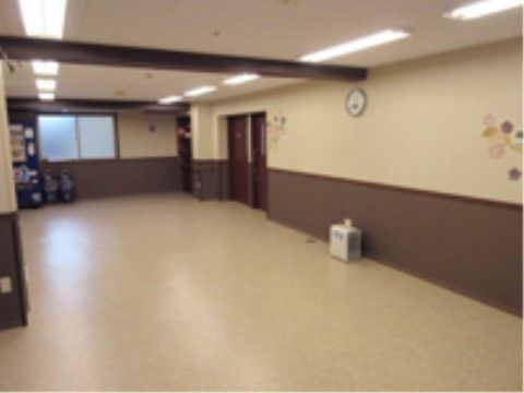 広々とした多目的室では、さまざまなレクリエーションを楽しむことができる。部屋の中には自動販売機が置いてある。