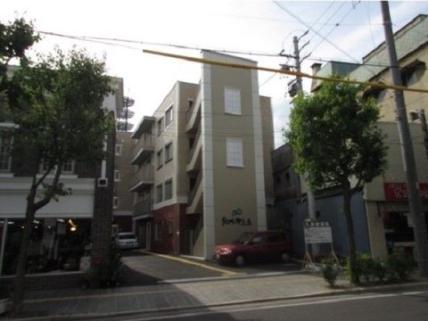 4階建ての建物には駐車場があるため、お客様が来訪する際にも便利である。施設の前の通りには街路樹が植えてあり、季節を感じることができる。