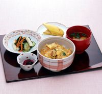 おしんこや汁物が付いた丼ぶりのメニュー