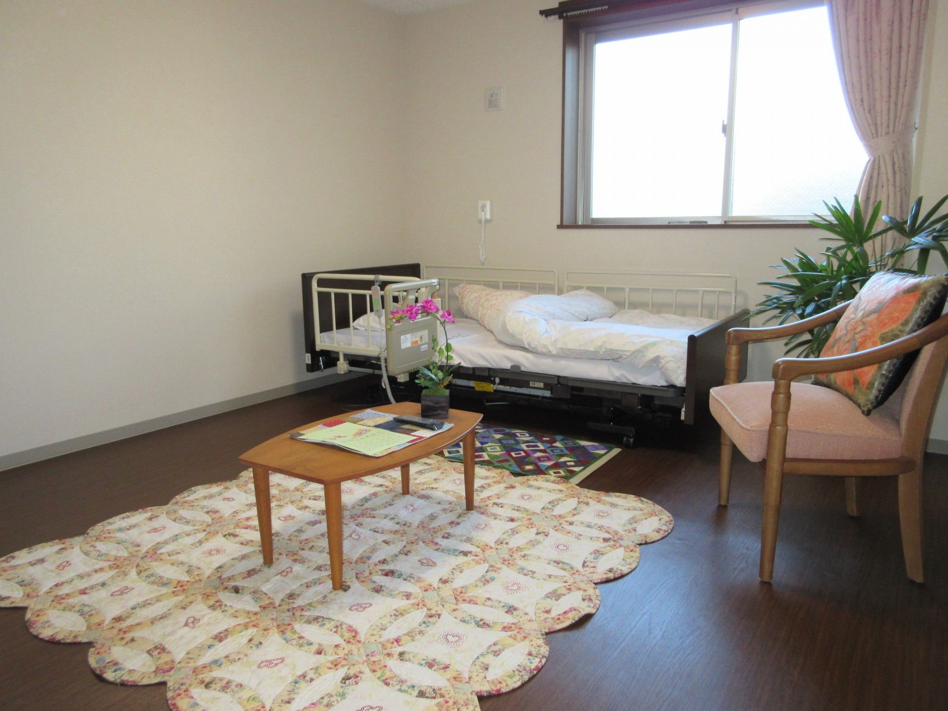 カーテンのかかった窓からは日が差し込み、明るい部屋である。介護用のベッドが置いてあり、楽な姿勢で毎日を過ごすことができる。