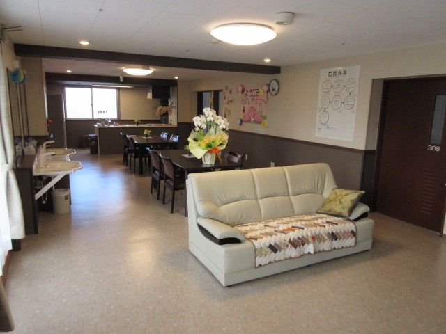 壁にはかわいらしい飾りつけがしてあり、入居者様を楽しませている。広い部屋ではさまざまなイベントが行われる。