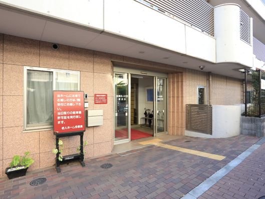 点字ブロック付きのエントランス