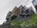 建物は高台に位置していて、周囲には黒いフェンスが設置されている。四角を組み合わせたようなデザインで、モダンな設計となっている。