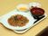 白いトレーに1人分の食事が並べられている。この日のメインは焼きそばで、おかずが1品と汁物とデザートが付いている。