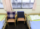 明るい居室とベッド