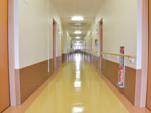 手すりの付いた明るい廊下