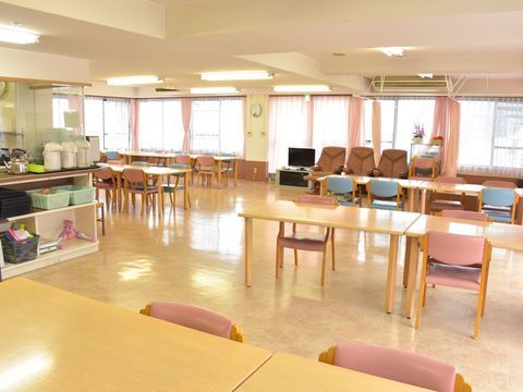 食堂は壁一面に窓があり、明るい陽射しが入る。テーブル同士の間隔もゆったりとられていて、車いすでの移動なども安全。