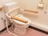 トイレには、より安全を考えた手すりを完備。便座のすぐ両側にあるため、座位と立位の変更にとても安全である。