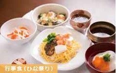 彩りよく盛り付けられたひな祭りの行事食