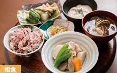 赤飯と汁物、野菜の煮物などが付いた和食セット