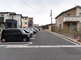 介護施設前の静かな住宅街の様子