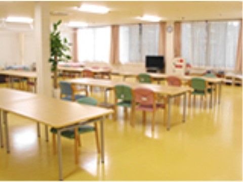 大きな窓には薄いカーテンがかかり、柔らかな光が入ってきている。