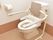 トイレには、体の不自由な方にもより安全に使用できる手すりと背もたれを設置。温水便座洗浄機も完備で清潔である。