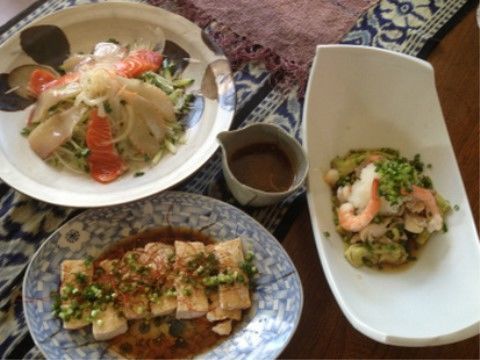 食事が3品ある。お豆腐と野菜をメインにした健康メニュー。