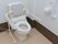 トイレには背もたれと両側に手すりを完備。体の不自由な方でも便座への移動が安心。温水便座洗浄機も設置してある。