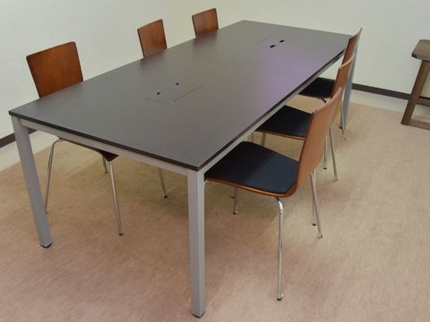 談話室には6人用の大きな机と椅子が完備。スタッフとご家族、また入居者の方を交えての大人数にも対応可能。