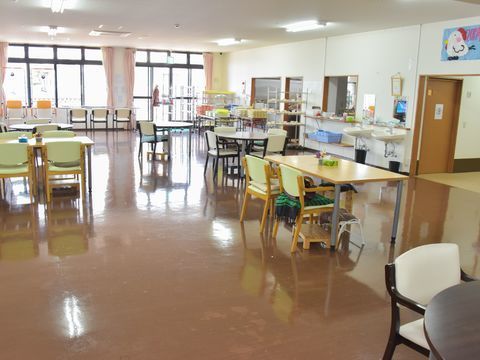 食堂はテーブル同士の間も広いスペースがとられている。入居者の体調に合わせ、いすなどの介助用具も準備されている。