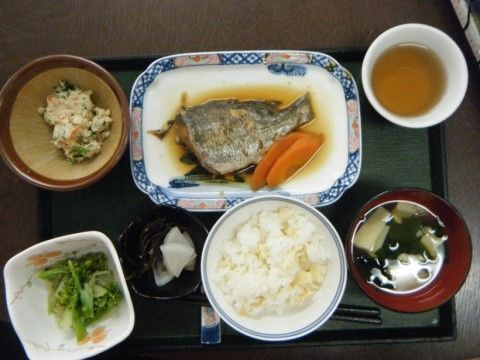 メインの煮魚や副菜、白米やみそ汁など、栄養満点の和食メニュー