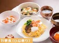 スパゲッティとグラタンとフルーツのデザートのセット