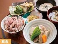 筑前煮と赤飯と味噌汁のセット