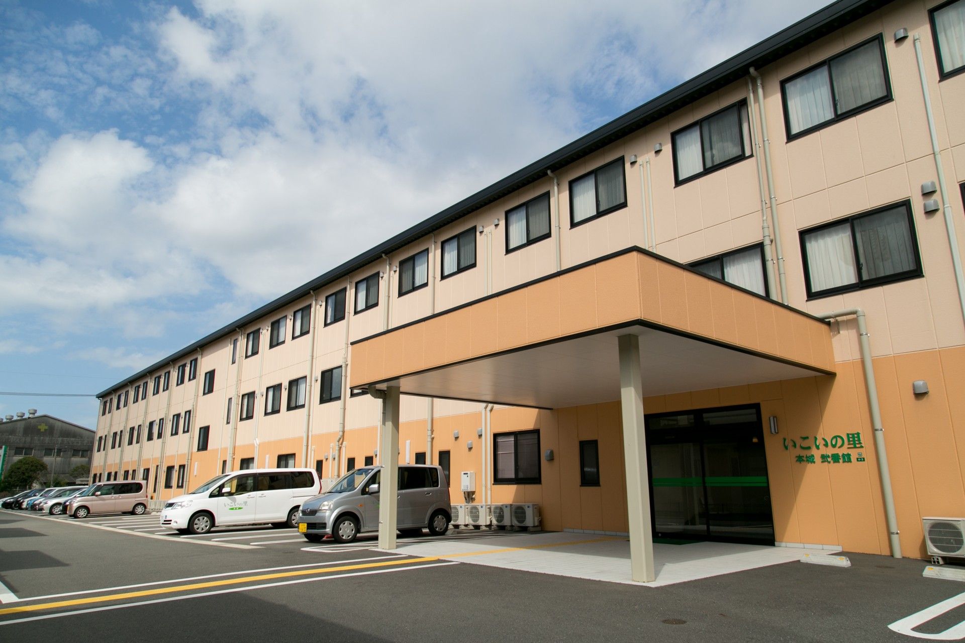 建物はベージュの壁で、明るい雰囲気。3階建ての建物となっており、非常用の階段もしっかり完備されている。