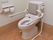 トイレには安全のための手すりを設置。より安全に楽にトイレを利用できるように背もたれと両側の手すりを完備。体の不自由な方も安心して利用できる。